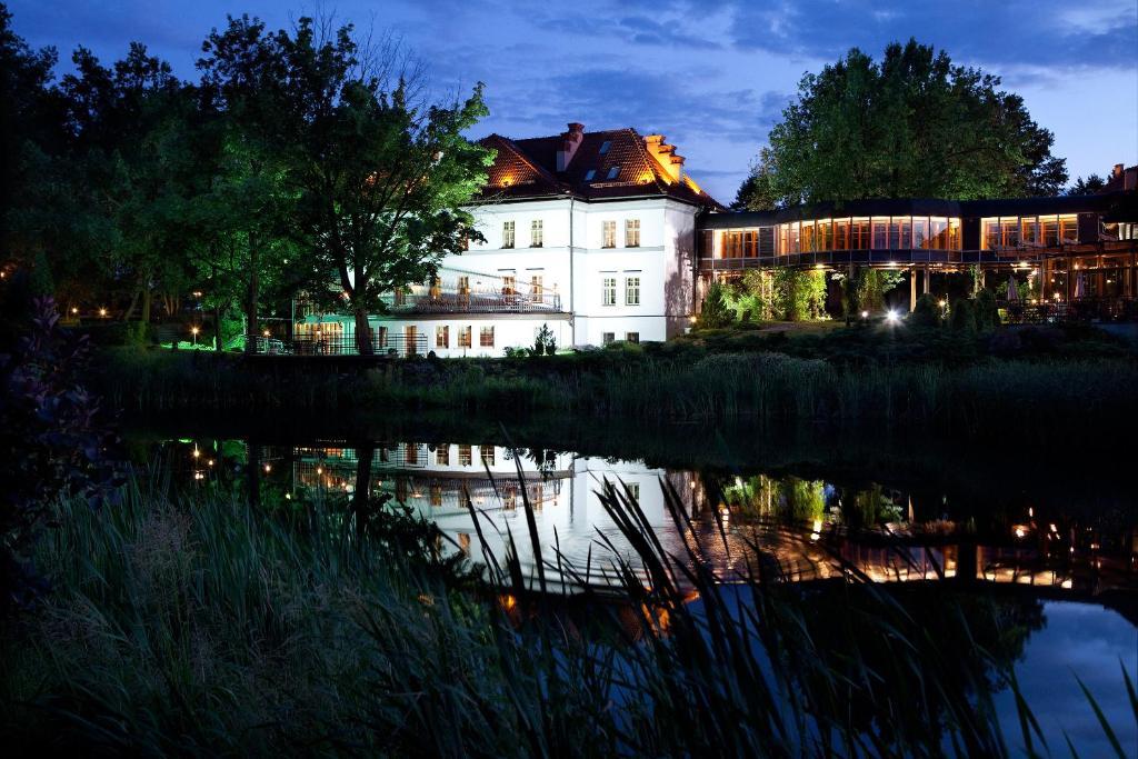 Palac Czarny Las Wożniki Extérieur photo