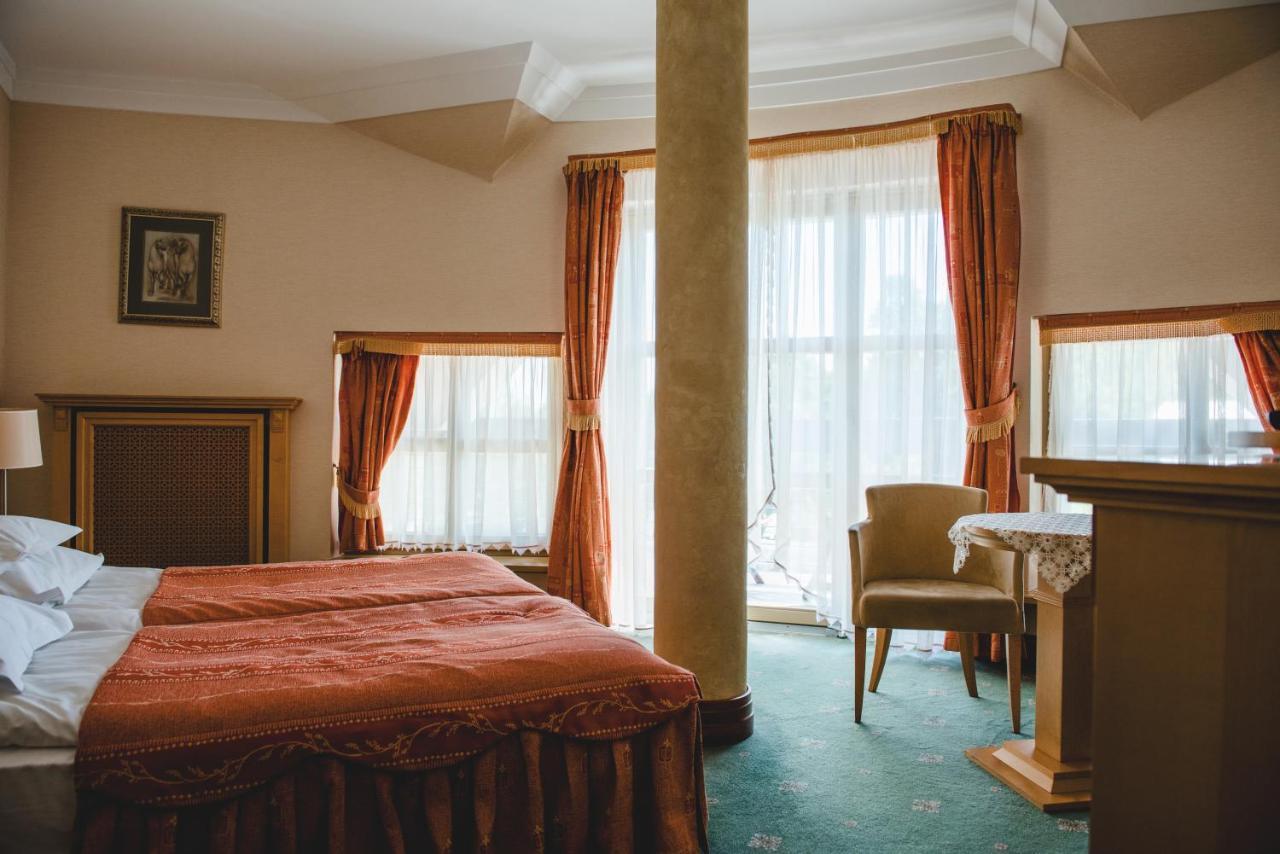Palac Czarny Las Wożniki Extérieur photo