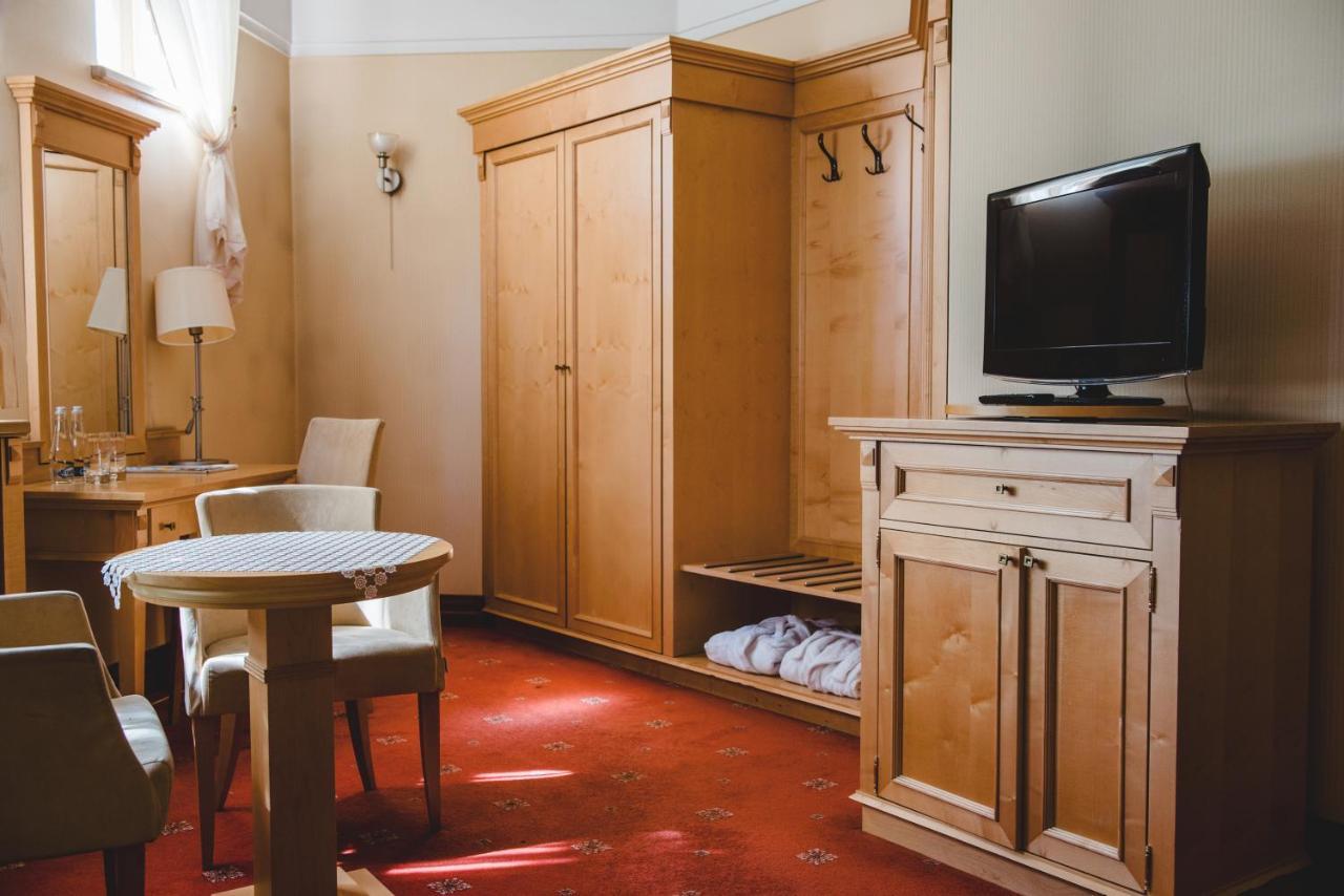 Palac Czarny Las Wożniki Extérieur photo