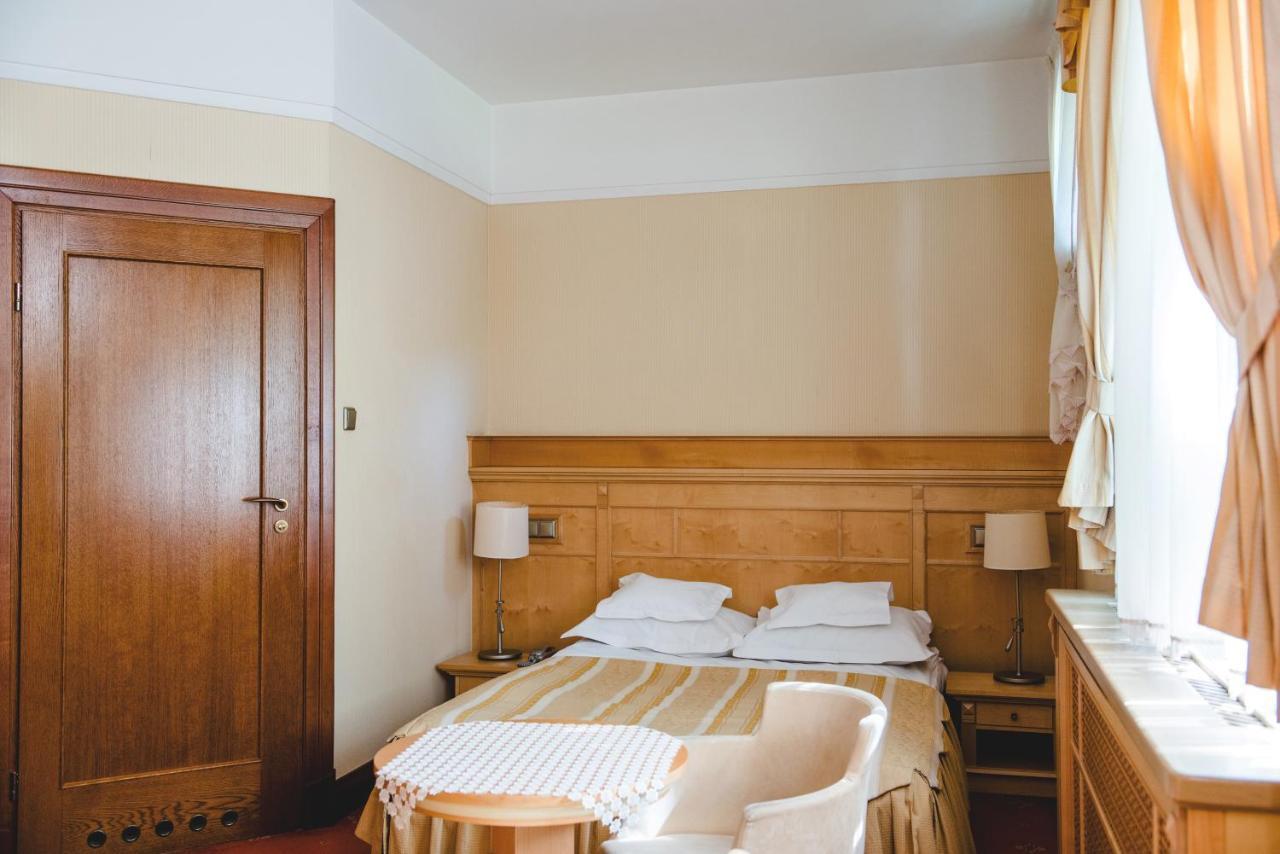 Palac Czarny Las Wożniki Extérieur photo
