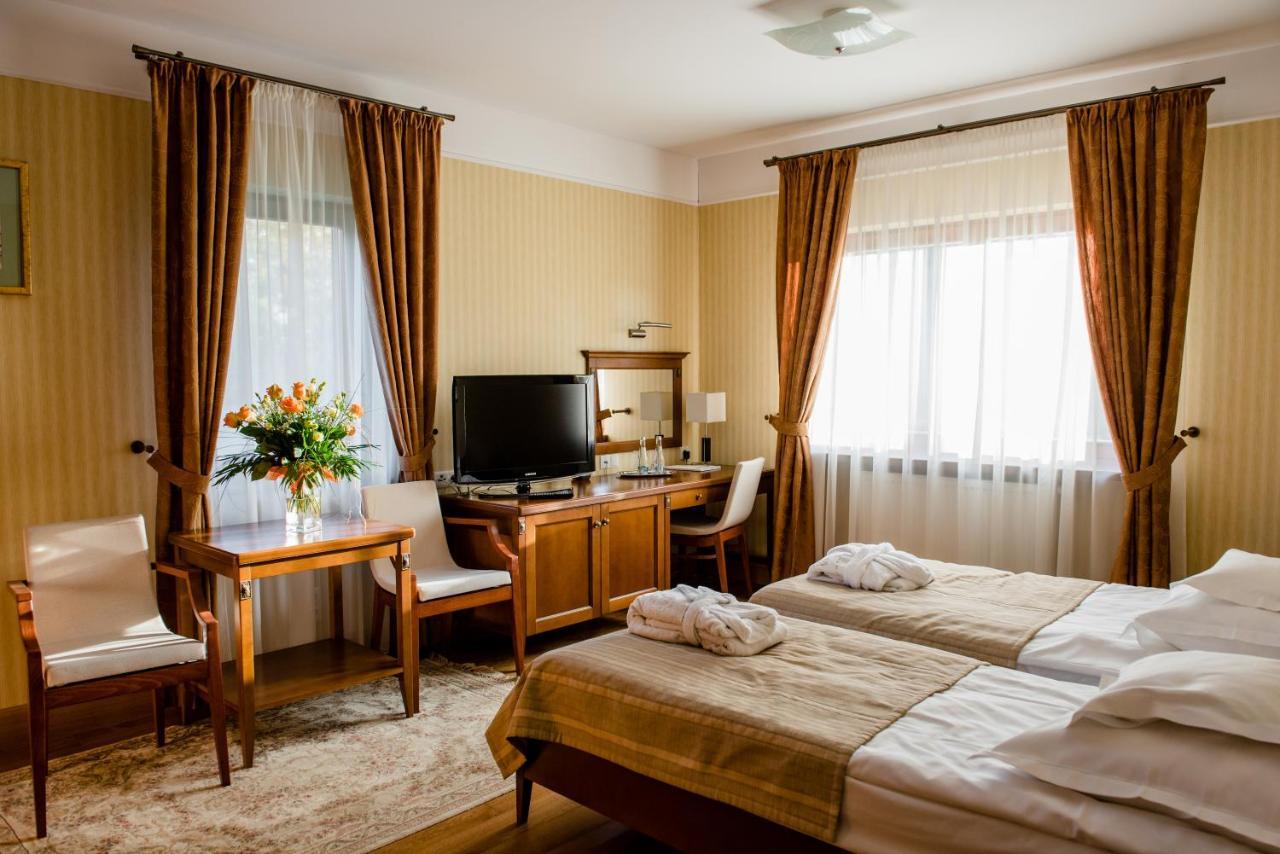 Palac Czarny Las Wożniki Extérieur photo