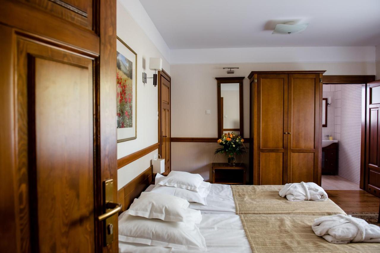 Palac Czarny Las Wożniki Extérieur photo