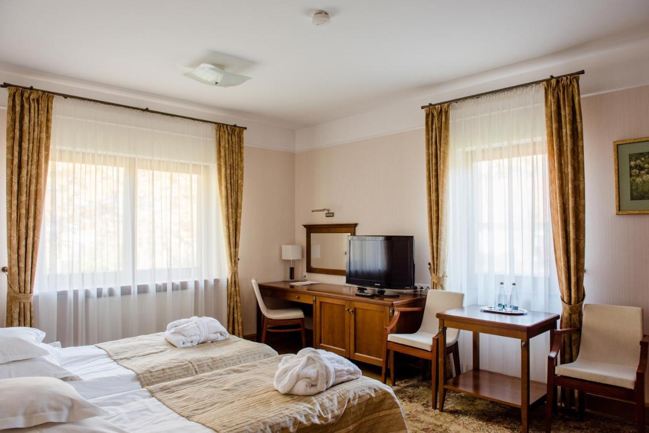 Palac Czarny Las Wożniki Extérieur photo